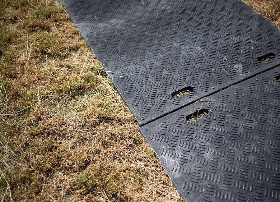 Gebruikte kunststof rijplaat in gebruik