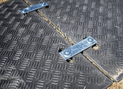 Accessoires voor Kunststof rijplaten te leveren door LVV Trading