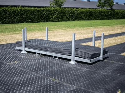 Stapelbok met kunststof rijplaten vol met 25 gebruikte kunststof rijplaten.