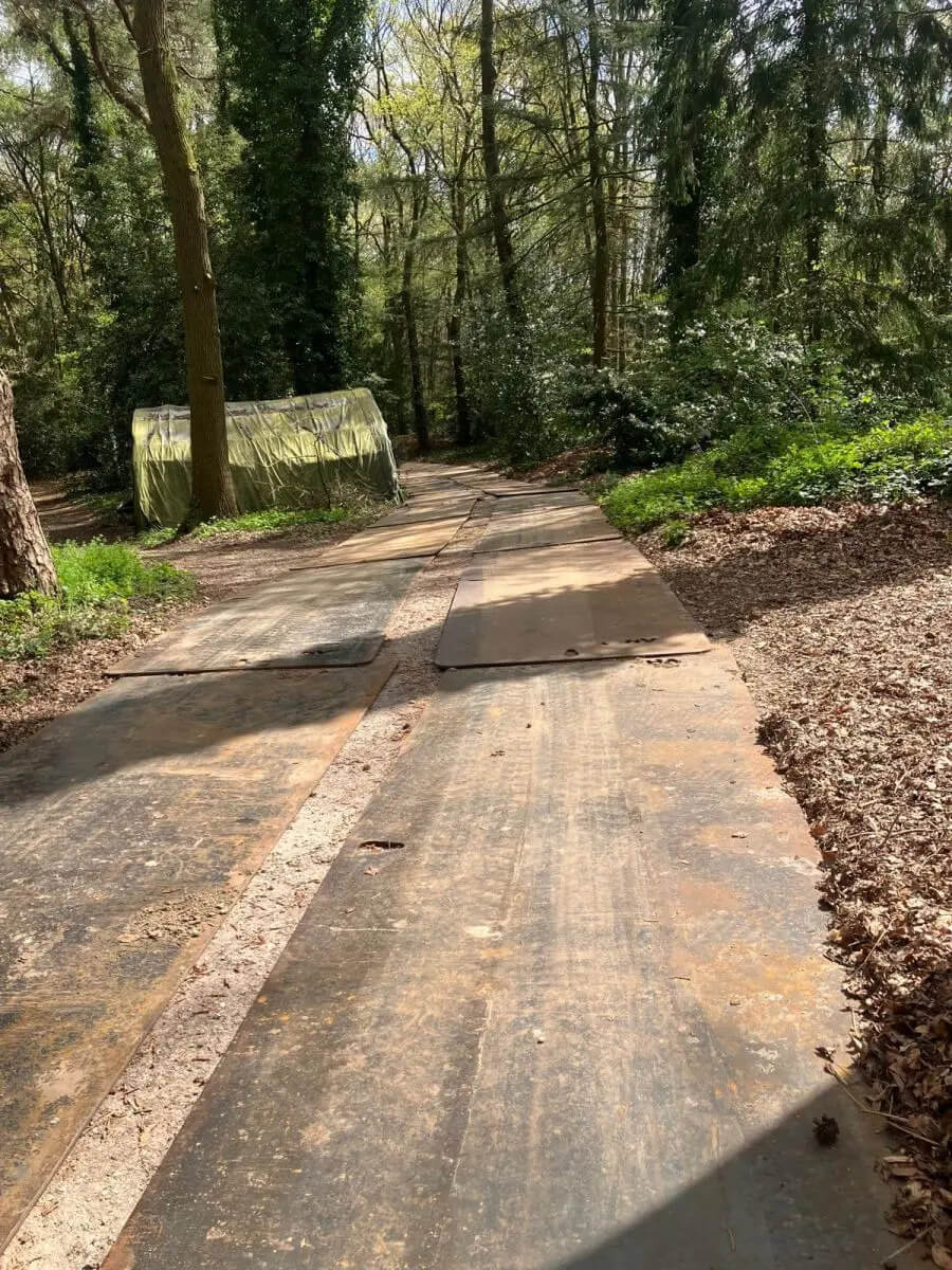 Stalen rijplaten op locatie LVV Trading